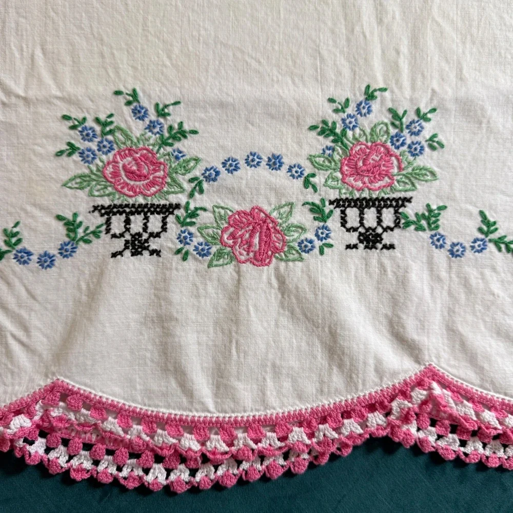 Vintage White Cotton Pillowcases‎ 2 Embroidered Floral Pink Scalloped Crochet